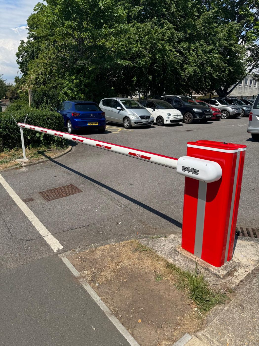 Automatic traffic barrier